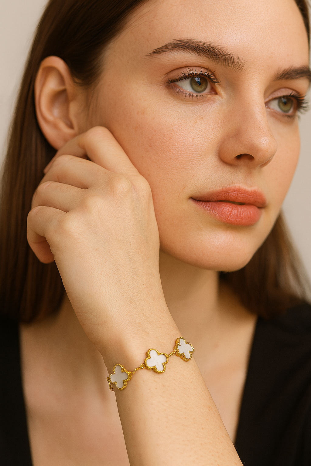 Elegant White Clover Gold Bracelet – Anti-Tarnish Finish