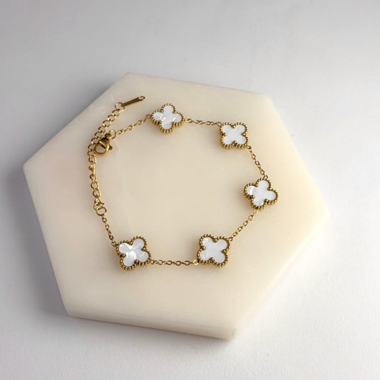 Elegant White Clover Gold Bracelet – Anti-Tarnish Finish
