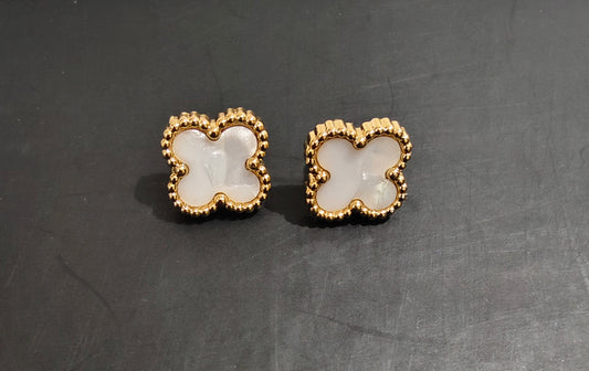 White Clover Elegance Necklace & Earrings Set